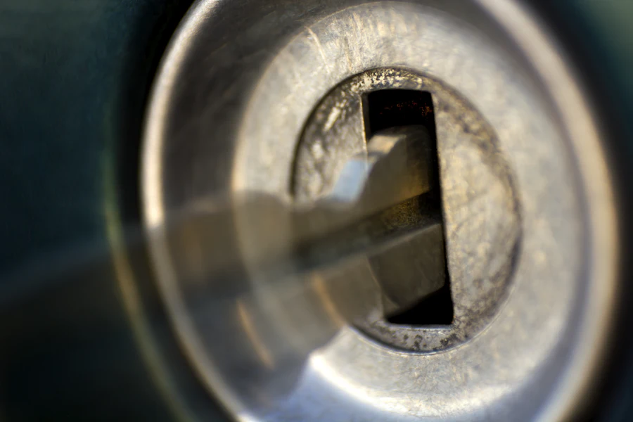 Une clé engagée dans un cylindre de serrure