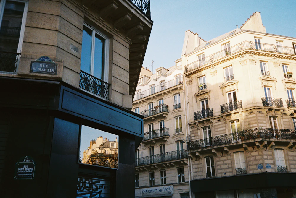 Immeubles parisiens aux balcons ouvragés sous un ciel bleu